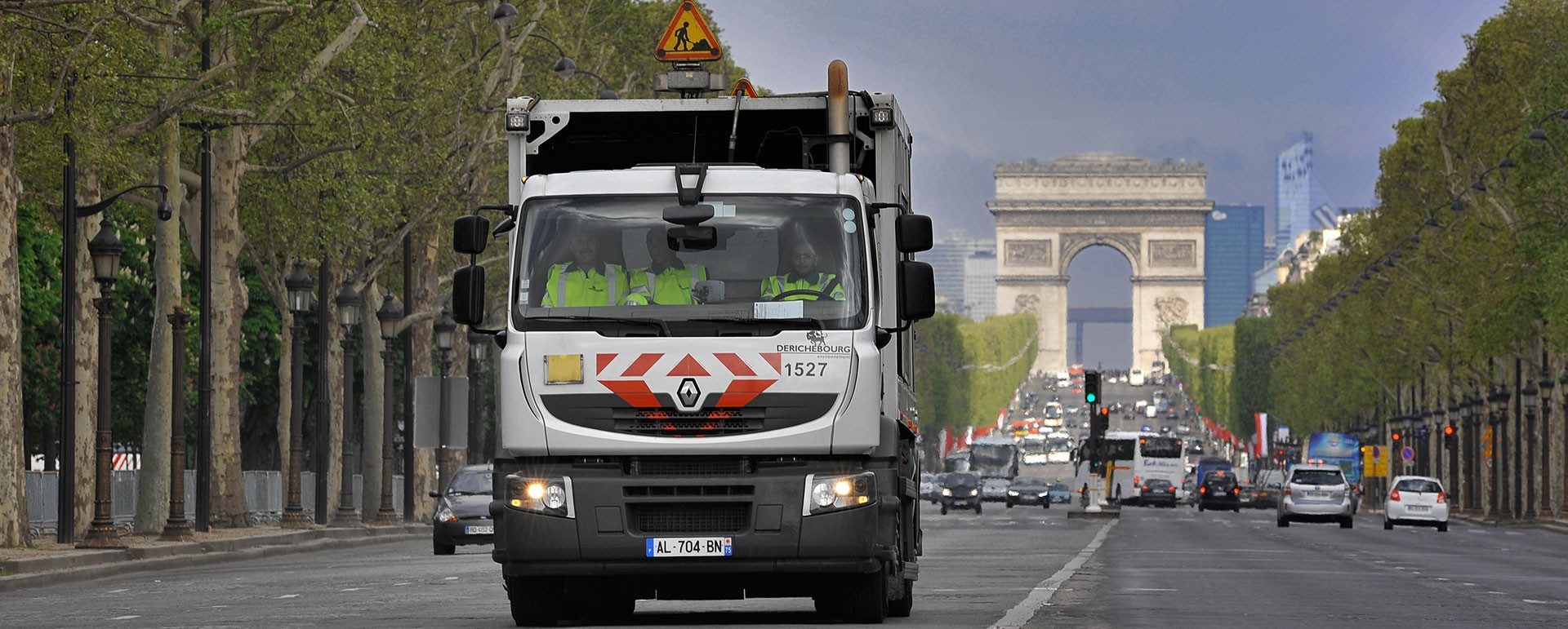Camion Derichebourg sur les Champs-Élysées