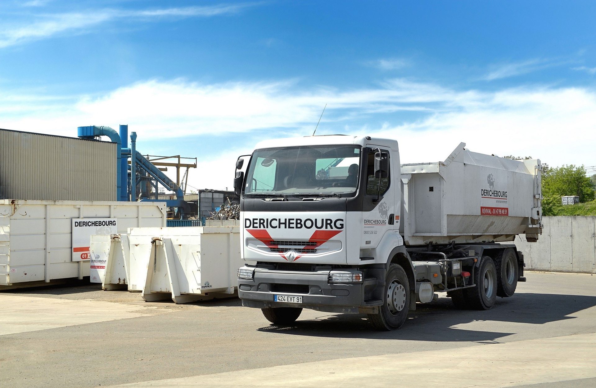 Camion Derichebourg et bennes sur un site industriel