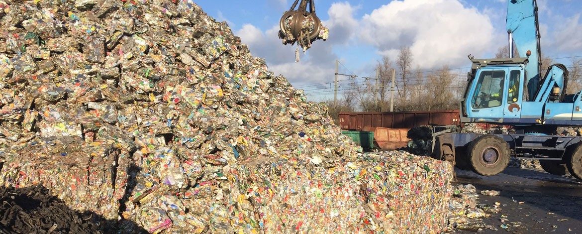 Grappin sur un site de recyclage Derichebourg