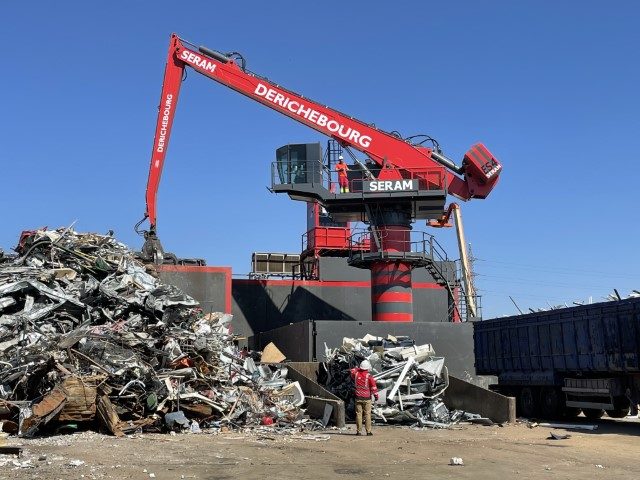 Grue de manutention Derichebourg España sur un parc à ferrailles