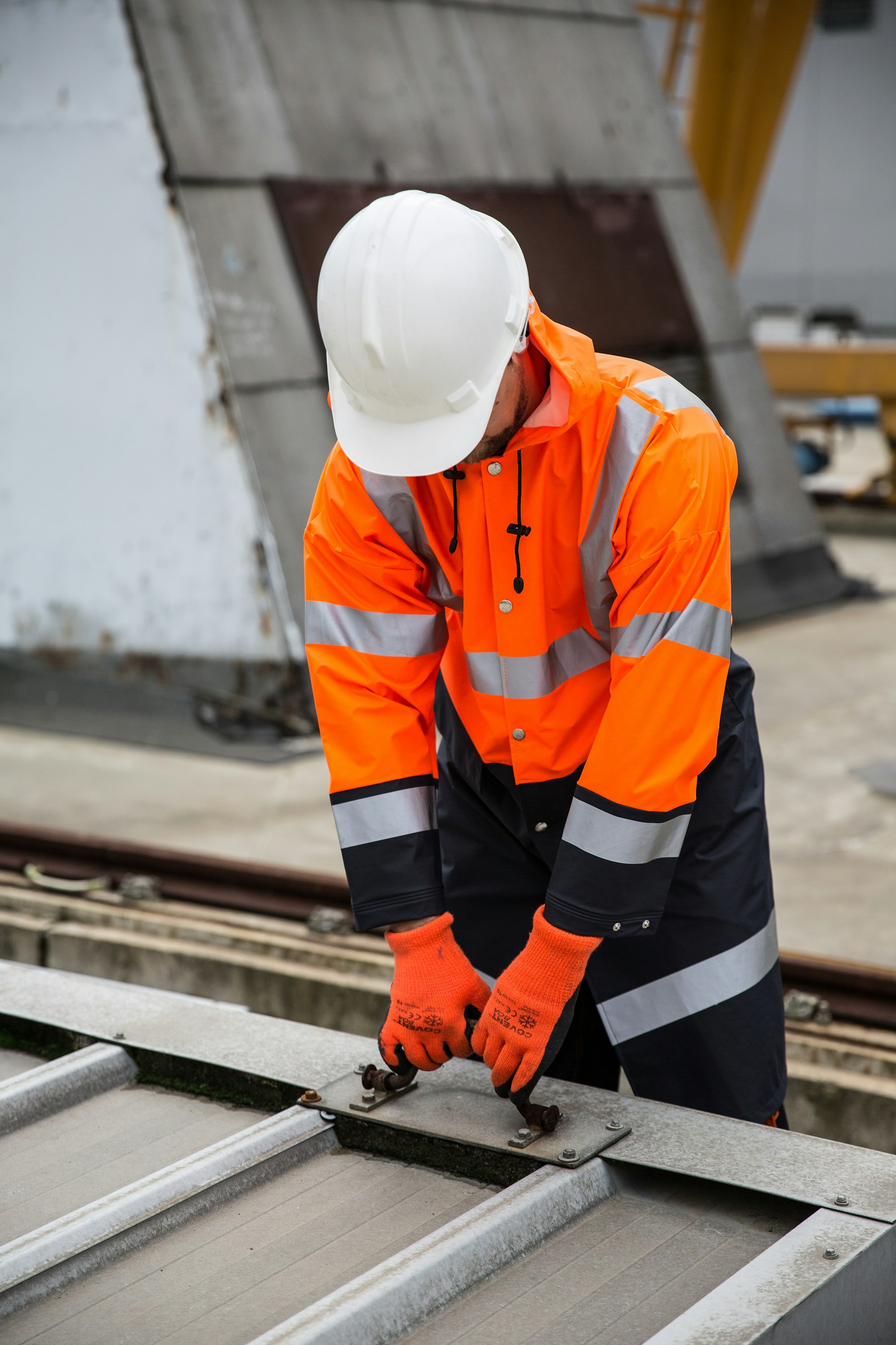 Opérateur en équipement de protection sur un site industriel